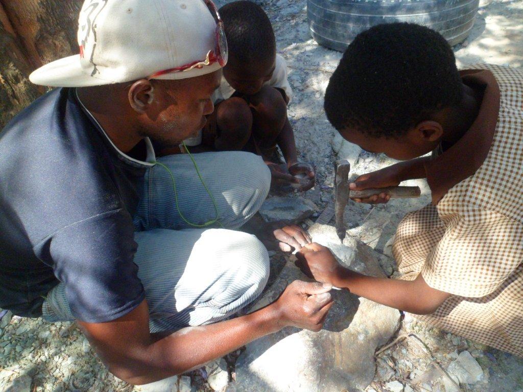 Pupils from Zuvarabuda Primary learn to sculpt